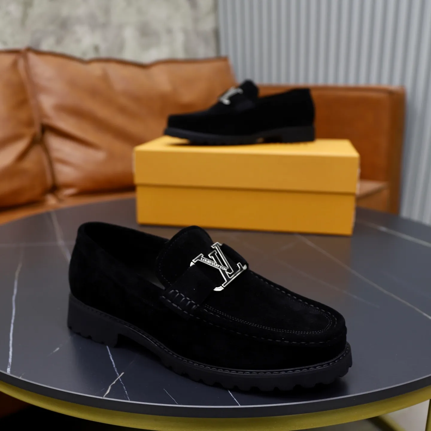 Men's men's shoes💰600💰Louis Vuitton LV men's classic Oxford shoes, men's business formal boutique leather shoes, classic style, almond kernel exquisite toe, ultimate art, the whole shoe is made of imported cow leather (open edge beads), carefully selected, fine pores, excellent gloss, soft texture, strong toughness, durable and not easy to deform, apricot calf leather lining, soft, comfortable, sweat-absorbent and breathable. Foam outsole, original box and dust bag packaging! Size: 38–44 (45/46 customized)